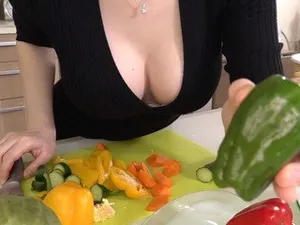 Bố dượng chịch cô bé trong khi bà xã ngủ kế bên