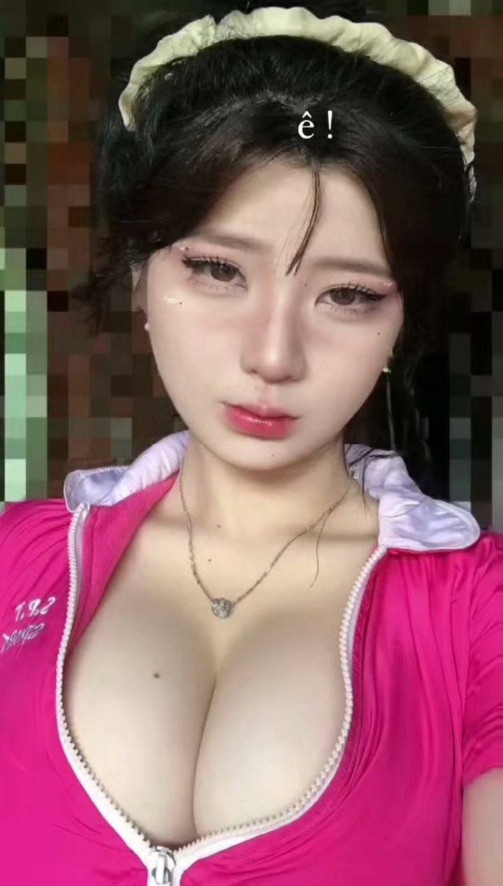 Nắm chặt tay any trong khi đang bị cấp trên dí liên tục